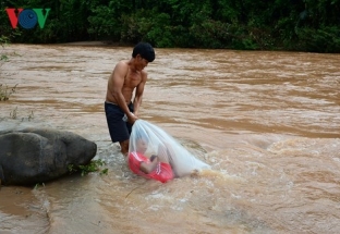 Lãnh đạo tỉnh Điện Biên lên tiếng vụ học sinh chui túi nilon vượt suối lũ