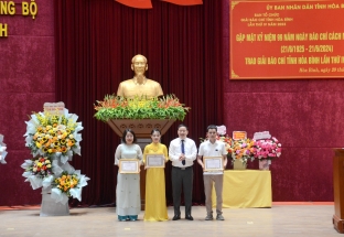 PV Đài PTTH tỉnh nhận giải Giải Búa liềm vàng và Giải Báo chí quốc gia năm 2023.