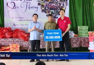 23/8: Đài PT&TH tỉnh tặng quà tại xã Tân Thành, huyện Mai Châu