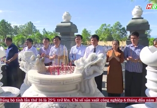 Đoàn Đại biểu tỉnh Hòa Bình dâng hương các liệt sỹ tại nghĩa trang tỉnh Quảng Trị
