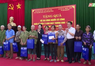 Đoàn ĐBQH tỉnh thăm, tặng quà gia đình người có công tại huyện Kim Bôi