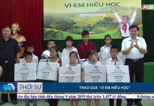 3/10: Trao quà " Vì em hiếu học"