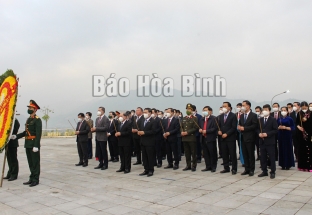 Đoàn đại biểu lãnh đạo tỉnh dâng hương tại Tượng đài Bác Hồ và viếng Nghĩa trang liệt sỹ Chiến dịch Hòa Bình