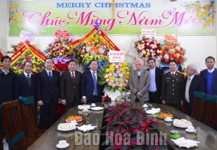 Bí thư Tỉnh ủy Nguyễn Phi Long thăm, tặng quà Giáo xứ Hoà Bình nhân dịp lễ Noel 