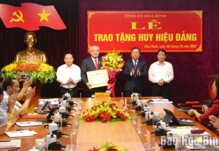 Trao tặng huy hiệu 40 năm tuổi Đảng cho đồng chí Đinh Quốc Liêm, nguyên Ủy viên Ban Thường vụ, nguyên Trưởng Ban Nội chính Tỉnh ủy