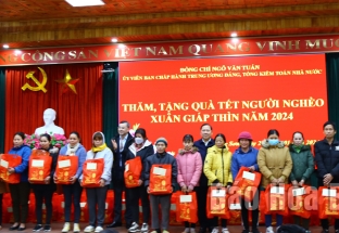 Tổng Kiểm toán Nhà nước Ngô Văn Tuấn thăm, tặng quà Tết người nghèo tại huyện Lương Sơn