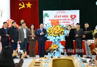 Bí thư Tỉnh ủy Nguyễn Phi Long chúc mừng Trung tâm Y tế huyện Đà Bắc nhân ngày Thầy thuốc Việt Nam