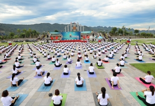 Hơn 500 người tham gia Ngày Quốc tế Yoga tại tỉnh Hòa Bình