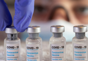 Ba Lan đền tiền cho người tiêm vaccine Covid-19 nếu có tác dụng phụ