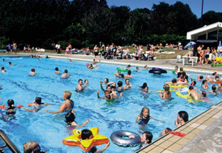Trung bình mỗi bể bơi công cộng có tới 60 lít nước tiểu