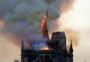 Hoả hoạn tàn phá nghiêm trọng nhà thờ Đức Bà Paris