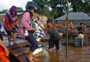 Dịch bệnh hoành hành do lũ lụt nghiêm trọng tại Indonesia
