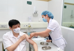 Bộ trưởng Bộ Y tế Nguyễn Thanh Long tiêm vaccine COVID-19 của AstraZeneca