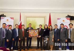 Đoàn công tác tỉnh Hòa Bình thăm, làm việc với Đại sứ quán Việt Nam tại Vương quốc Anh