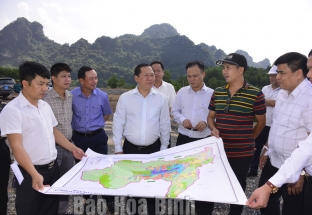 Bí thư Tỉnh ủy Nguyễn Phi Long làm việc với Ban Thường vụ Huyện ủy Lạc Sơn