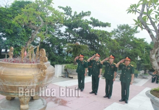 Bộ Chỉ huy quân sự tỉnh dâng hương báo công tại Tượng đài Chủ tịch Hồ Chí Minh 