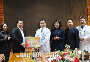 Bí thư Tỉnh ủy Nguyễn Phi Long chúc Tết, tặng quà tại Bệnh viện Đa khoa tỉnh
