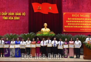 Khen thưởng 28 tổ chức đảng, đảng viên xuất sắc thực hiện Nghị quyết số 29-NQ/TW của Ban Chấp hành T.Ư Đảng khóa XI