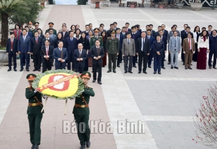 Đoàn đại biểu lãnh đạo tỉnh dâng hương tại Tượng đài Bác Hồ và viếng Nghĩa trang liệt sỹ Chiến dịch Hoà Bình