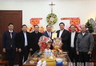 Bí thư Tỉnh ủy Nguyễn Phi Long thăm, tặng quà Giáo xứ Khoan Dụ nhân dịp lễ Noel 