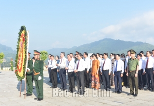 Lãnh đạo tỉnh dâng hương tưởng niệm các anh hùng liệt sỹ tại Nghĩa trang liệt sỹ Chiến dịch Hòa Bình