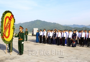 Đoàn đại biểu lãnh đạo tỉnh viếng Nghĩa trang liệt sỹ Chiến dịch Hòa Bình