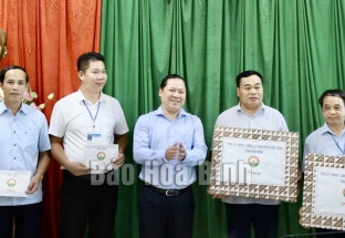 Bí thư Tỉnh ủy Nguyễn Phi Long thăm và tặng quà chiến khu cách mạng tại huyện Lạc Sơn