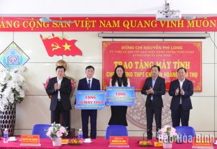 Bí thư Tỉnh uỷ Nguyễn Phi Long trao tặng máy tính cho Trường THPT chuyên Hoàng Văn Thụ, Trường PTDT nội trú THPT tỉnh