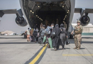 Máy bay quân sự của Italy chở công dân sơ tán bị bắn khi rời sân bay Kabul