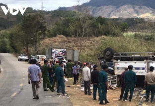 Ô tô tải chở hàng từ thiện bị lật, 3 người thương vong