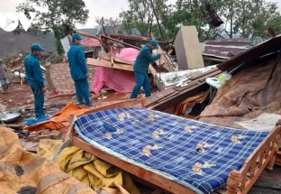 Mưa lớn kèm lốc xoáy ở Lâm Đồng làm hơn 70 căn nhà bị tốc mái