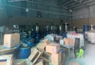 Triệt phá xưởng sản xuất nước giặt giả quy mô lớn ở Hà Nội