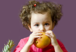 Có nên cho trẻ ăn xoài và mít vào mùa hè?