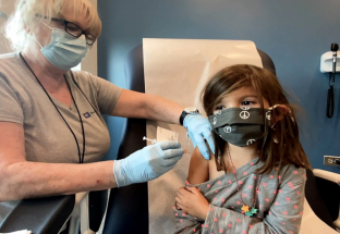 Trẻ em có cần tiêm mũi nhắc lại vaccine COVID-19 không?