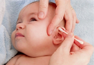 Cách lấy ráy tai cho bé không đau