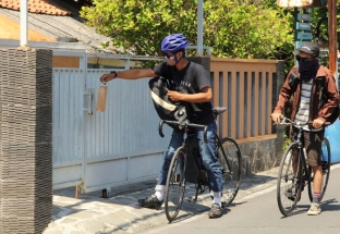 Indonesia thành lập đội quân xe đạp giao hàng cho người cách ly