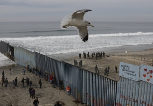 Mỹ trục xuất 10.000 người di cư trái phép với lý do phòng Covid-19