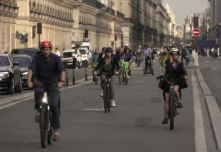 Giao thông ở Paris ùn tắc vì... xe đạp