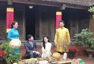 Khách quốc tế trải nghiệm 'Tết làng Việt' tại Làng cổ Đường Lâm