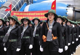 Khối nữ du kích miền Nam xuất quân tham gia huấn luyện diễu binh kỷ niệm Chiến thắng Điện Biên Phủ
