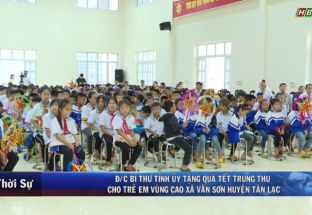 9/9: Đ/c Bí thư Tỉnh ủy tặng quà Tết trung thu cho trẻ em vùng cao xã Vân Sơn, Tân Lạc