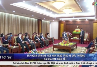 17/11: Tập đoàn dầu khí Việt nam trao tặng tỉnh Hòa Bình xe cứu thương và nhà Đại đoàn kết