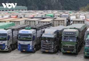 Hàng ngàn xe chưa được thông quan ở Lạng Sơn nhưng nông sản vẫn tiếp tục dồn về