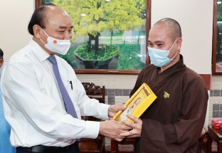 Chủ tịch nước Nguyễn Xuân Phúc tiếp các chức sắc tôn giáo tại huyện Hóc Môn