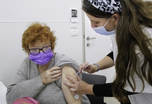 Israel tiêm mũi thứ 4 vaccine ngừa Covid-19 cho người trên 60 tuổi