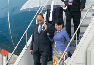 Thủ tướng đến thành phố Osaka, Nhật Bản