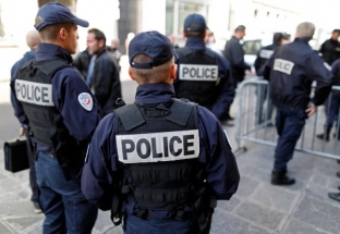 Pháp triển khai 100.000 cảnh sát trực chiến đêm giao thừa