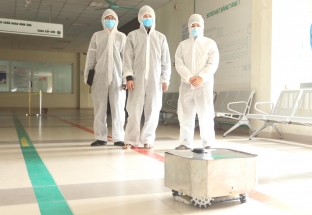 Việt Nam chế tạo thành công robot lau sàn khử khuẩn phòng bệnh