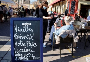 Dịch Covid-19 giảm, Pháp tính bỏ việc kiểm tra thẻ vaccine vào cuối tháng 3