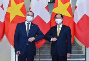 Thụy Sỹ tặng Việt Nam 500.000 bộ kít thử nhanh và 30 máy thở